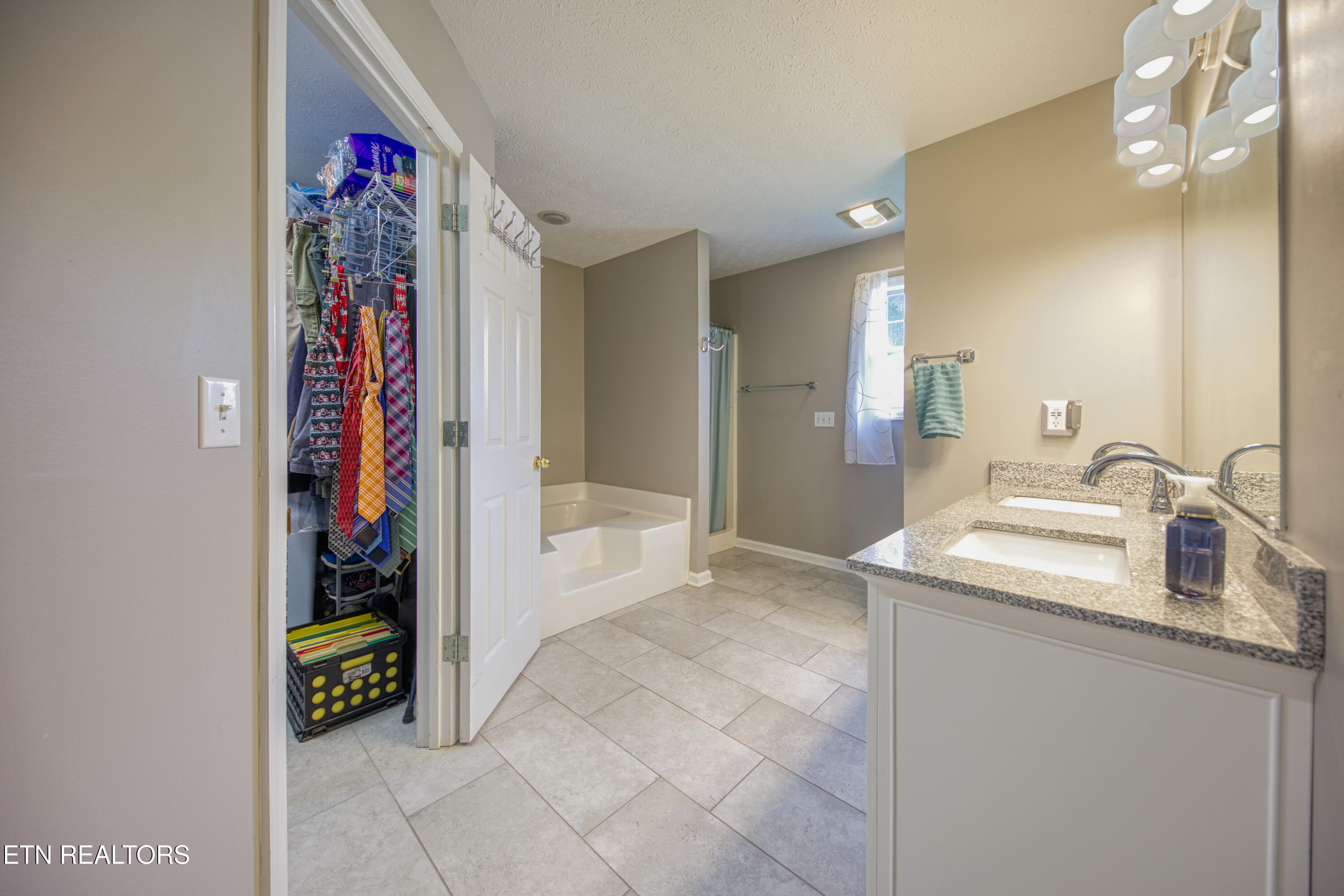 6124 Rivers Run Drive Knoxville, TN 37914 - Photo 23 of 28 Primary bath