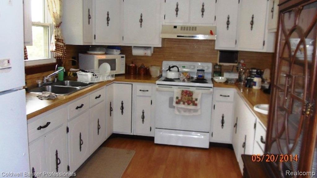 6300 Patrick Road North Branch, MI 48461 - Photo 10 of 20 6300 Patrick kitchen.jpg