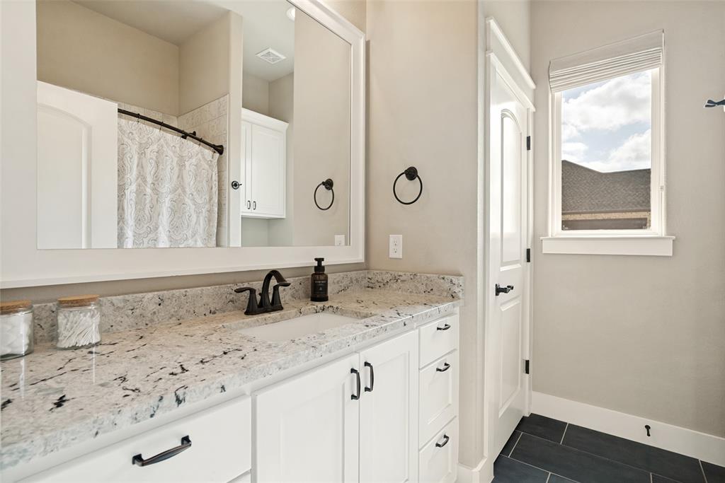6913 Veal Station Road Weatherford, TX 76085 - Photo 21 of 31 Bathroom