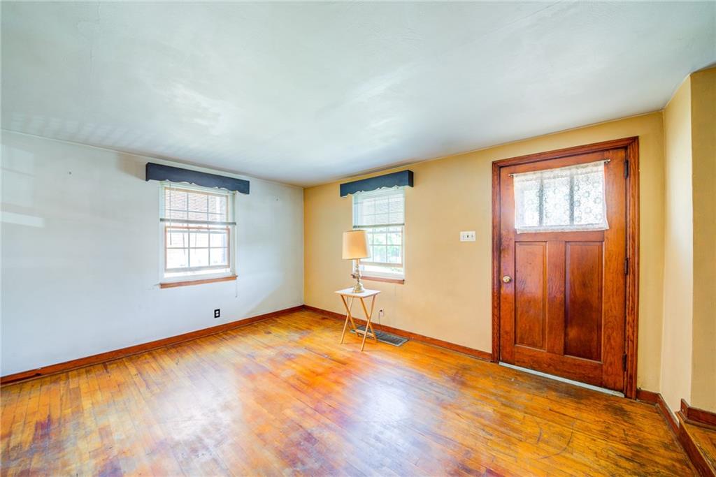 228 East Garden Road Pittsburgh, PA 15227 - Photo 5 of 21 Good sized living room