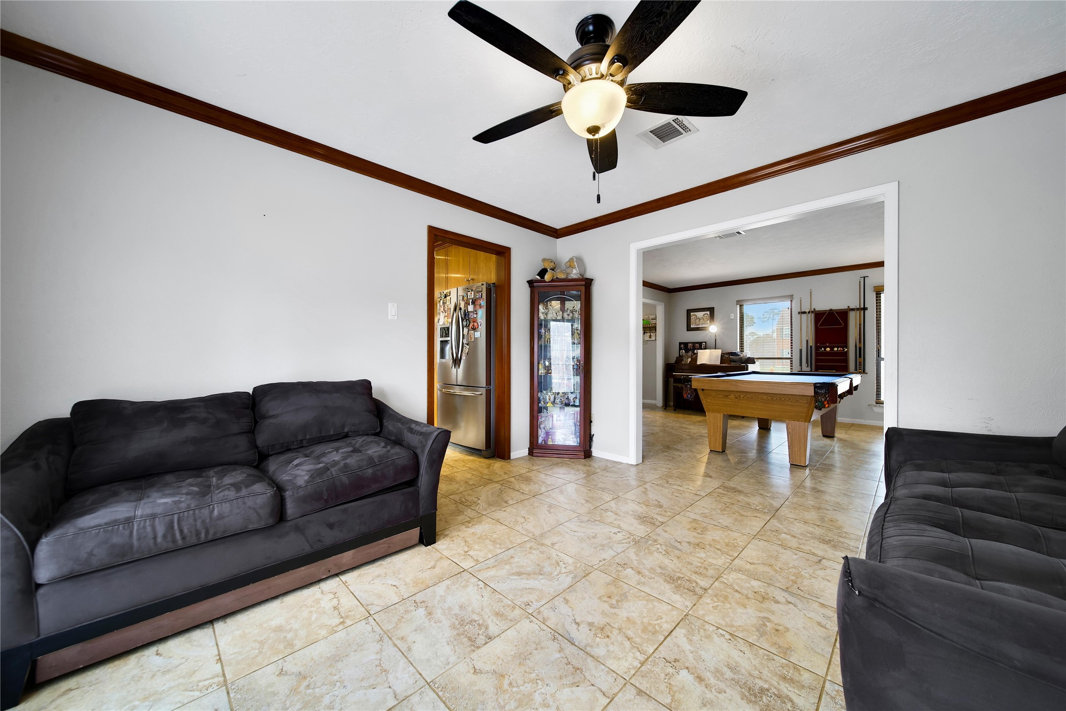 810 Noble Springs Road Houston, TX 77062 - Photo 13 of 27 a living room with furniture and a ceiling fan