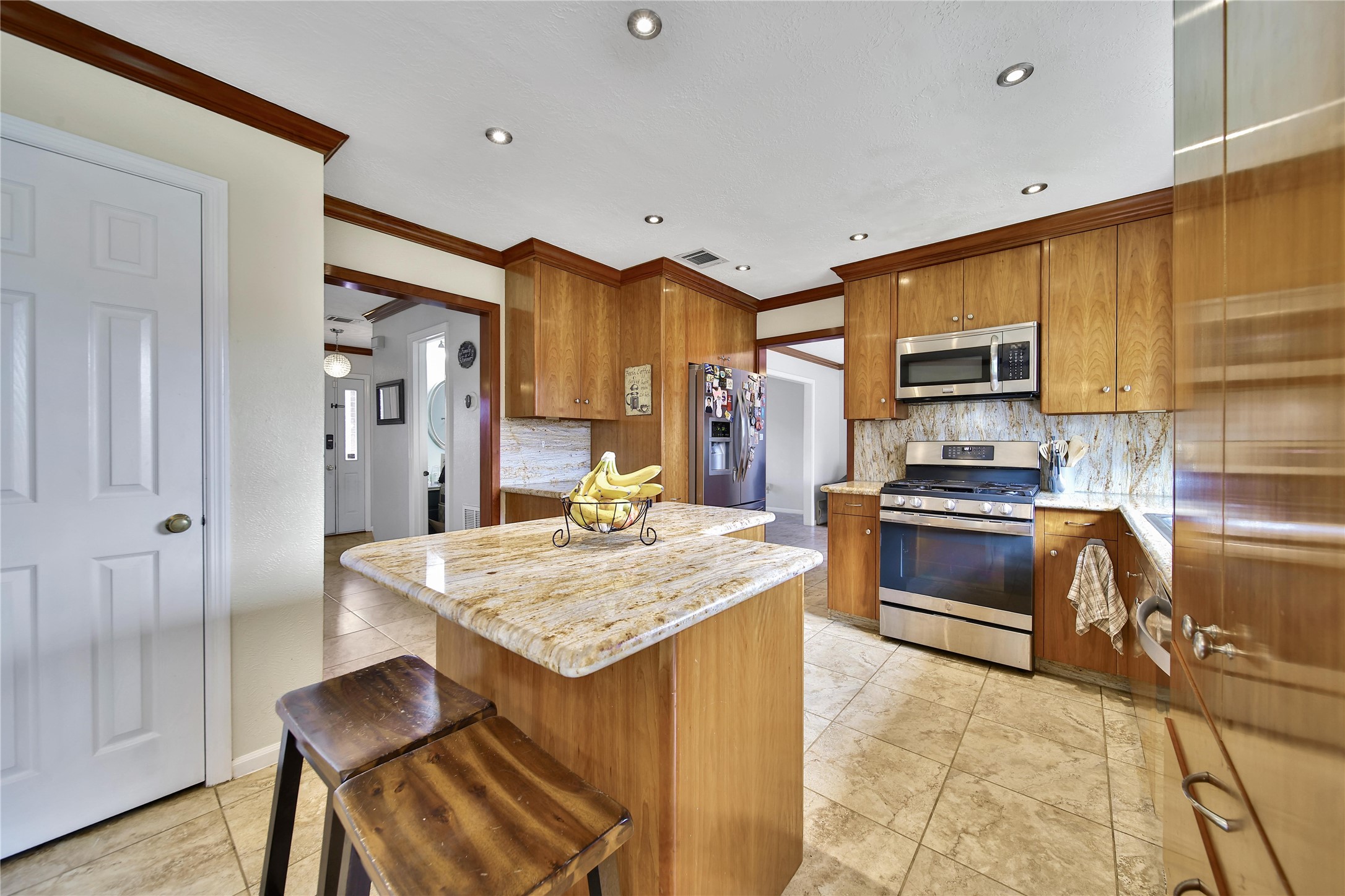 810 Noble Springs Road Houston, TX 77062 - Photo 7 of 27 a kitchen with a stove a refrigerator and a sink