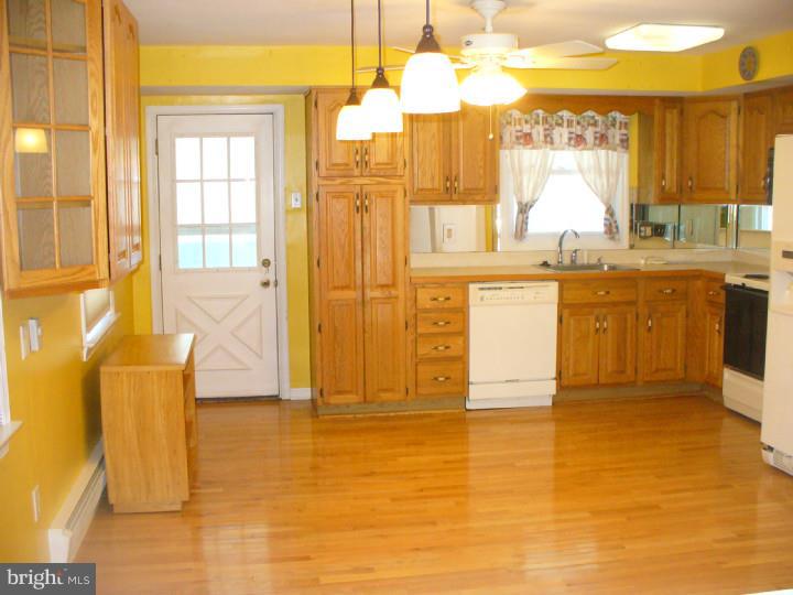 262 Haverford Road Folsom, PA 19033 - Photo 3 of 16 Kitchen