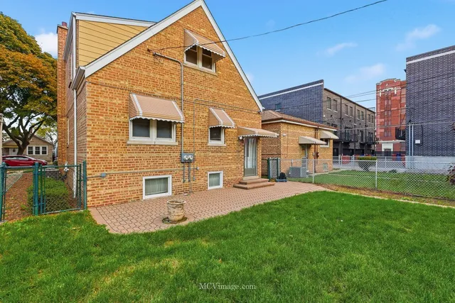 $2,000 | 3840 South Wolcott Avenue, Unit 2, Chicago, IL 60609