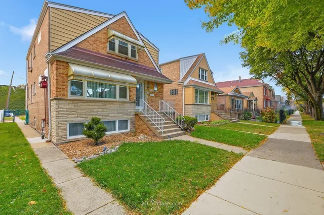 $2,000 | 3840 South Wolcott Avenue, Unit 2, Chicago, IL 60609