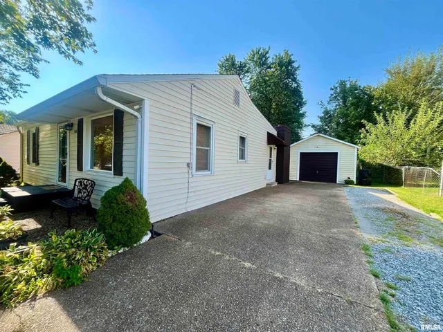 a view of a house with backyard and garden