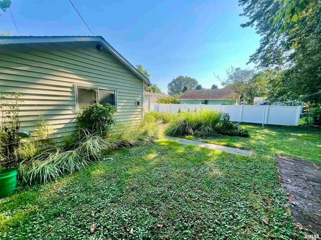 a view of a backyard