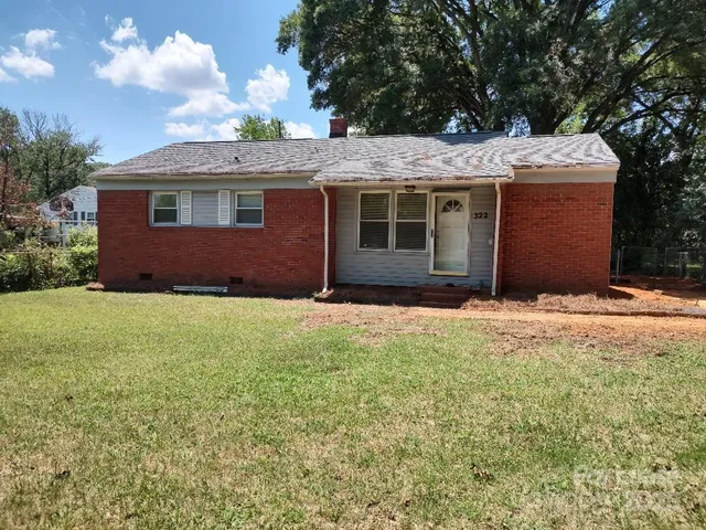 a view of a yard in front of a house