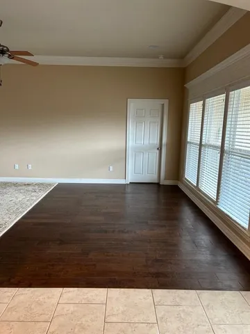 a view of livingroom with furniture