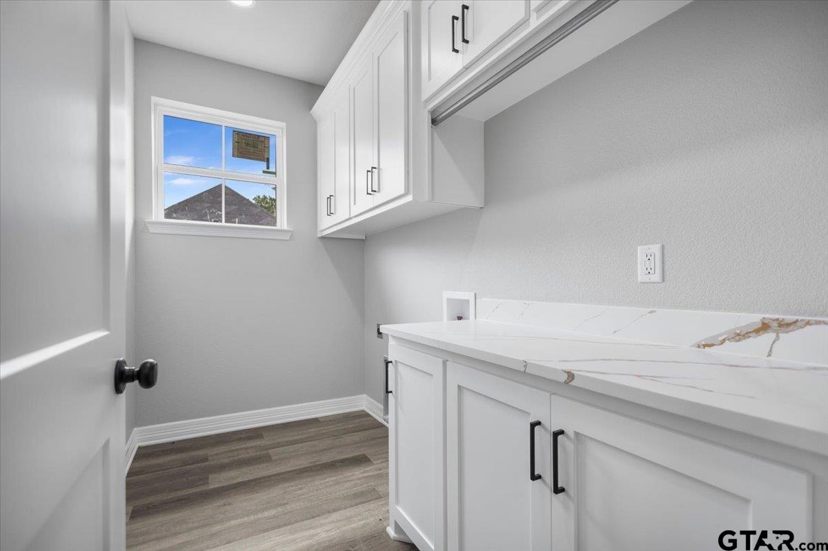 19462 Cedarpark Place Lindale, TX 75771 - Photo 22 of 48 a bathroom with a sink and a mirror