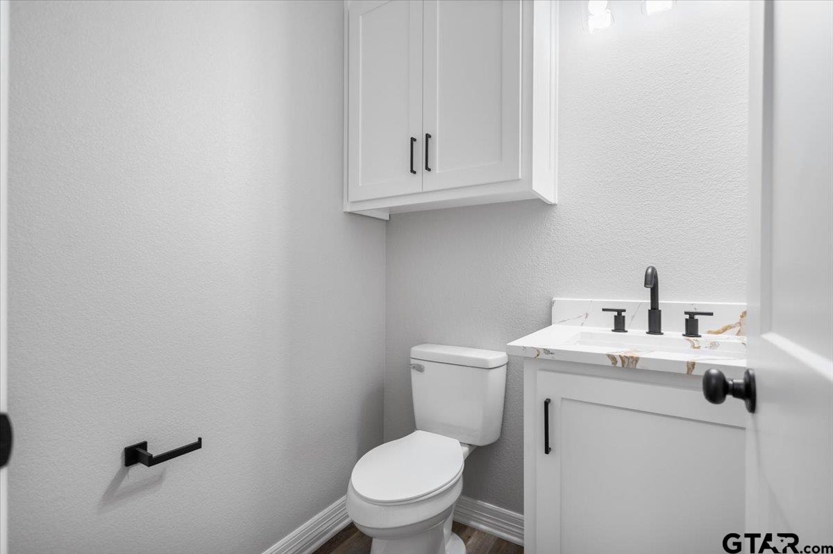 19462 Cedarpark Place Lindale, TX 75771 - Photo 27 of 48 a bathroom with a toilet sink and mirror
