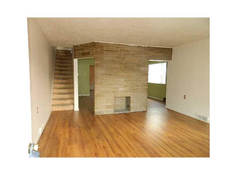34 Highland Avenue McKees Rocks, PA 15136 - Photo 3 of 10 Living Room.
