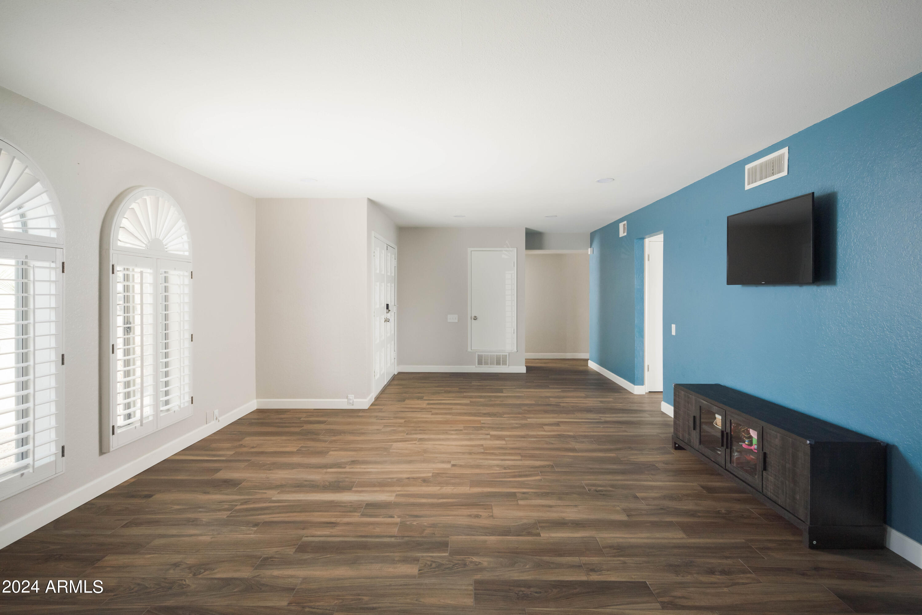 3525 East Cochise Road Phoenix, AZ 85028 - Photo 11 of 29 Formal Living Room