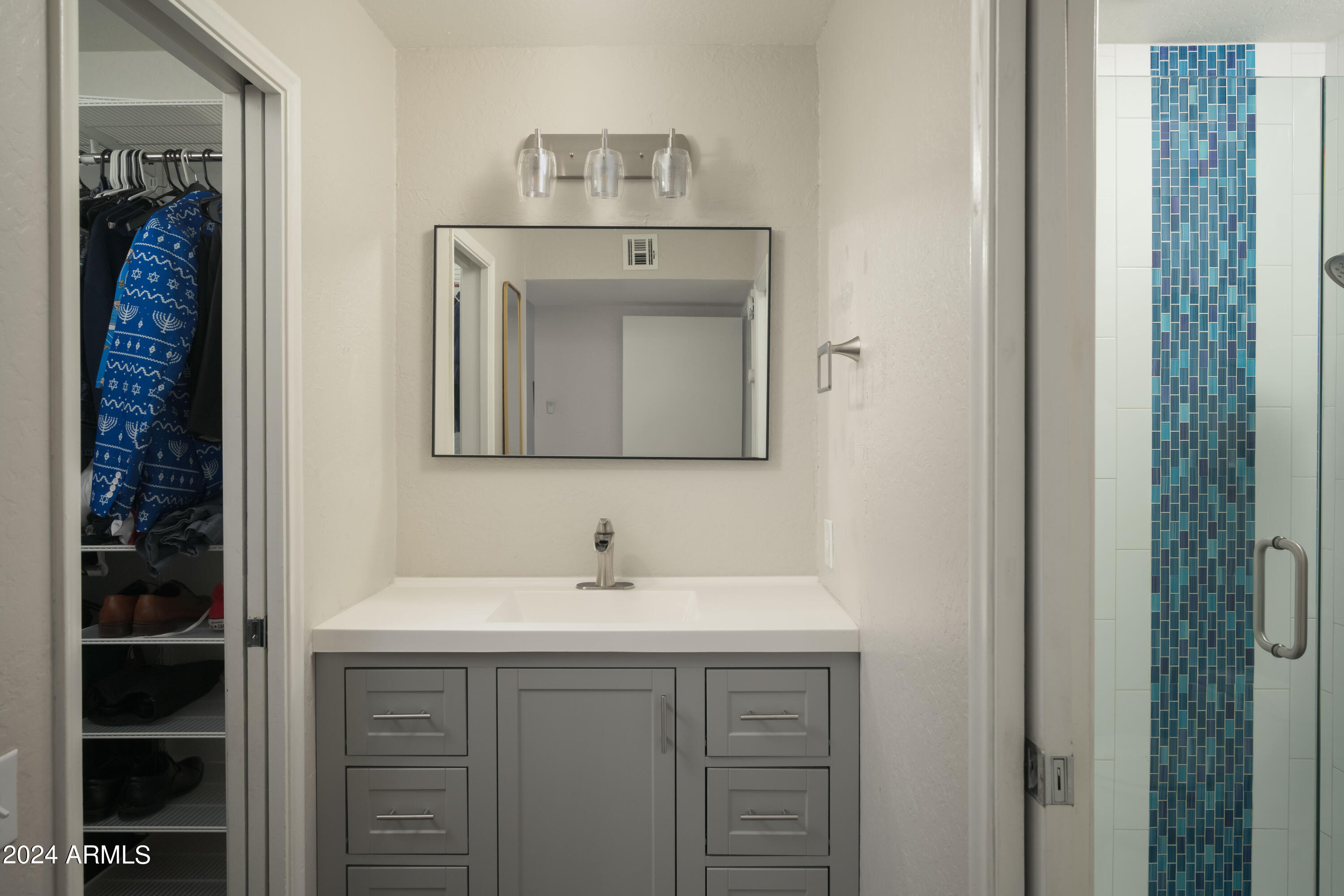 3525 East Cochise Road Phoenix, AZ 85028 - Photo 14 of 29 Primary Bathroom