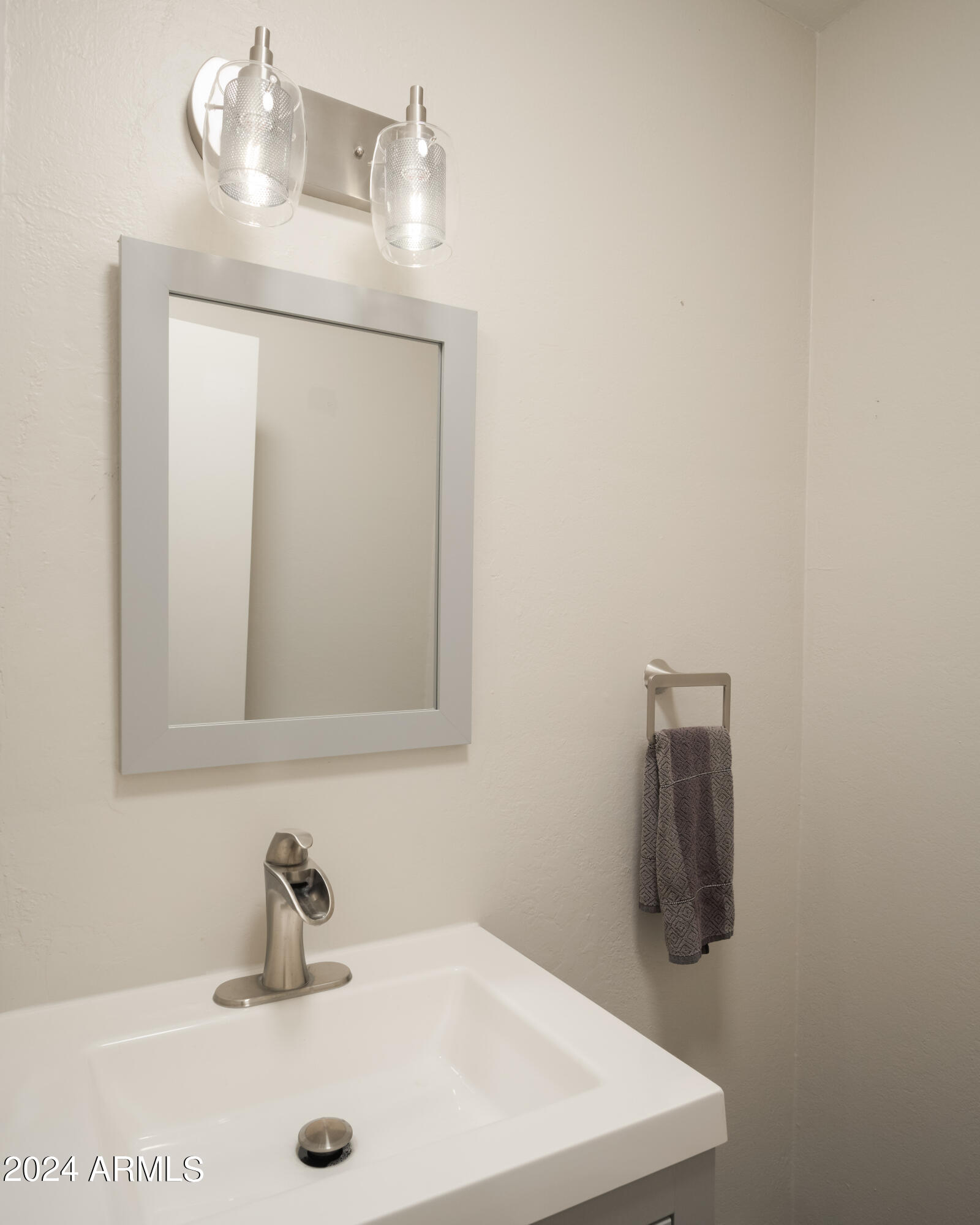3525 East Cochise Road Phoenix, AZ 85028 - Photo 21 of 29 Half-Bathroom