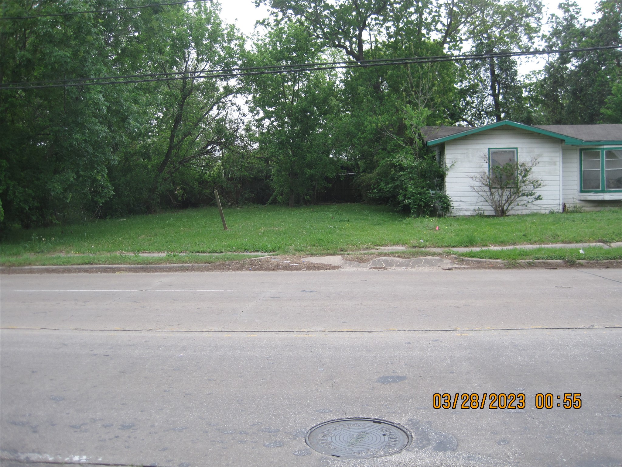 3534 Mainer Street Houston, TX 77021 - Photo 2 of 6 a view of backyard space and garden