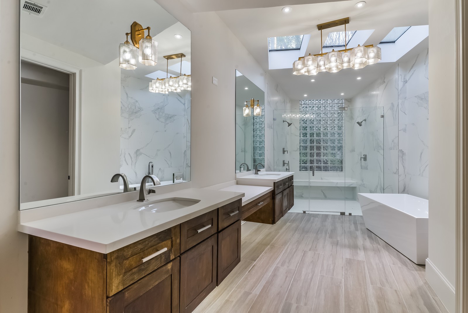 15 West Shady Lane, Unit B Houston, TX 77063 - Photo 11 of 18 a bathroom with a sink a large mirror and a bathtub
