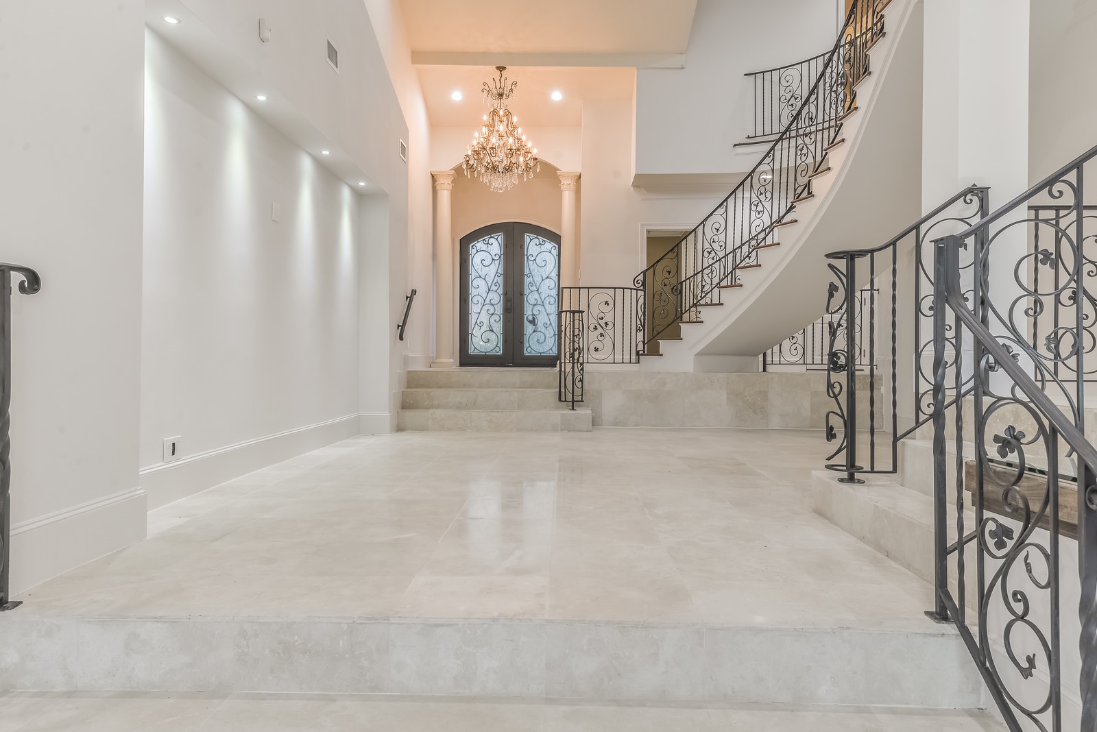 15 West Shady Lane, Unit B Houston, TX 77063 - Photo 5 of 18 a view of entryway