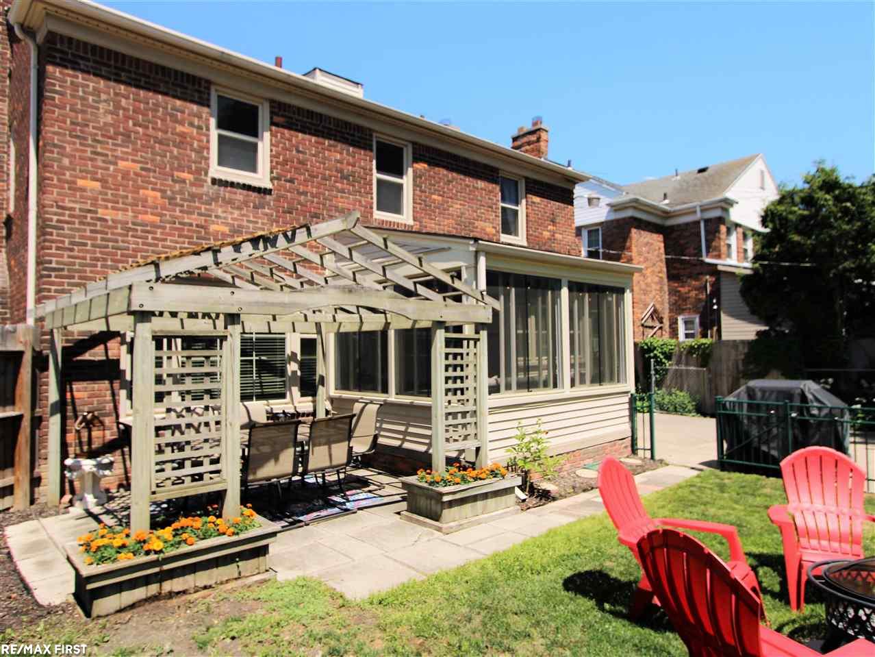 1661 Newcastle Road Grosse Pointe, MI 48236 - Photo 32 of 35 50045185-31.JPG