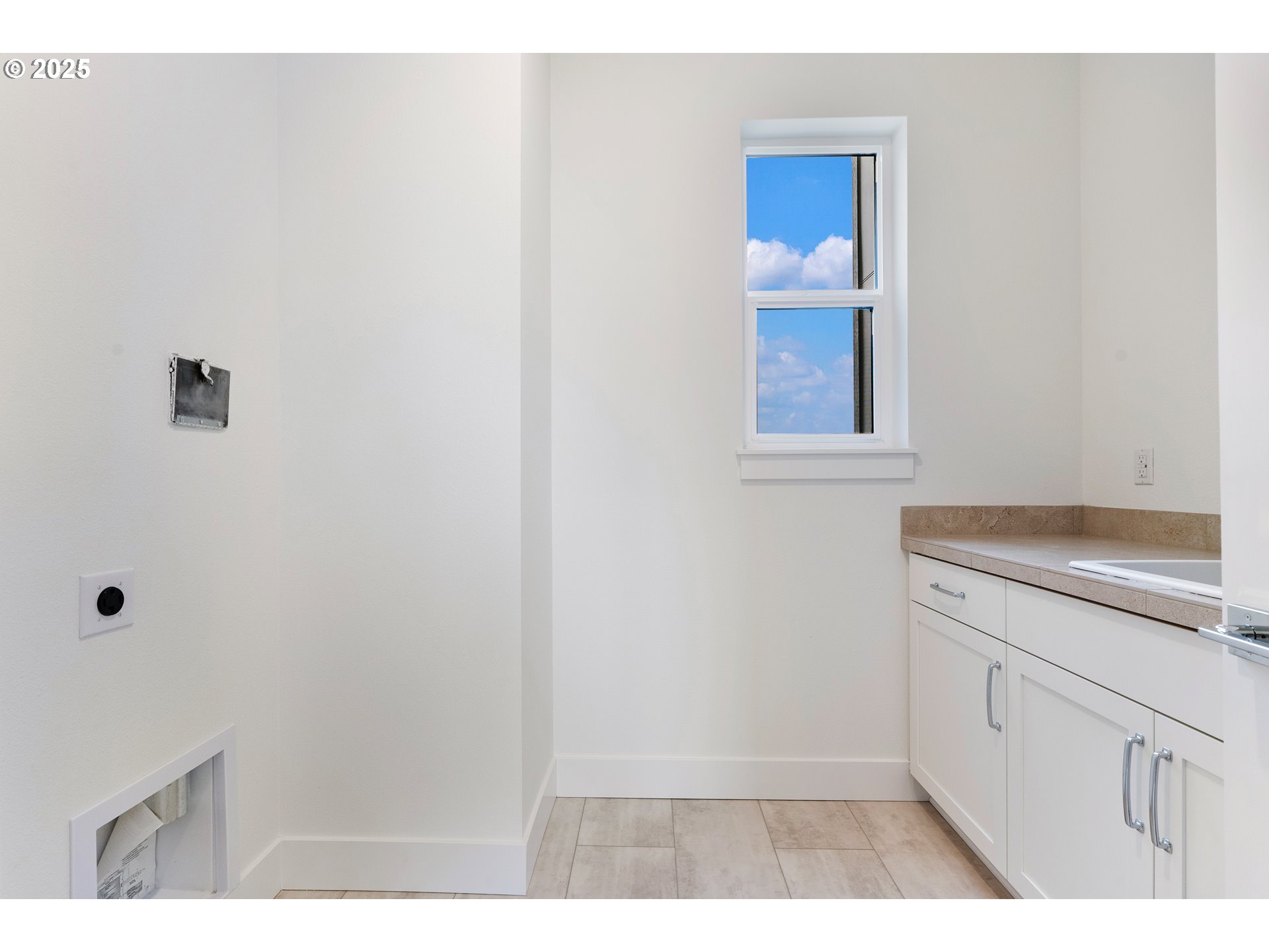 386 West Fir Loop Washougal, WA 98671 - Photo 27 of 45 a bathroom with a sink and a mirror