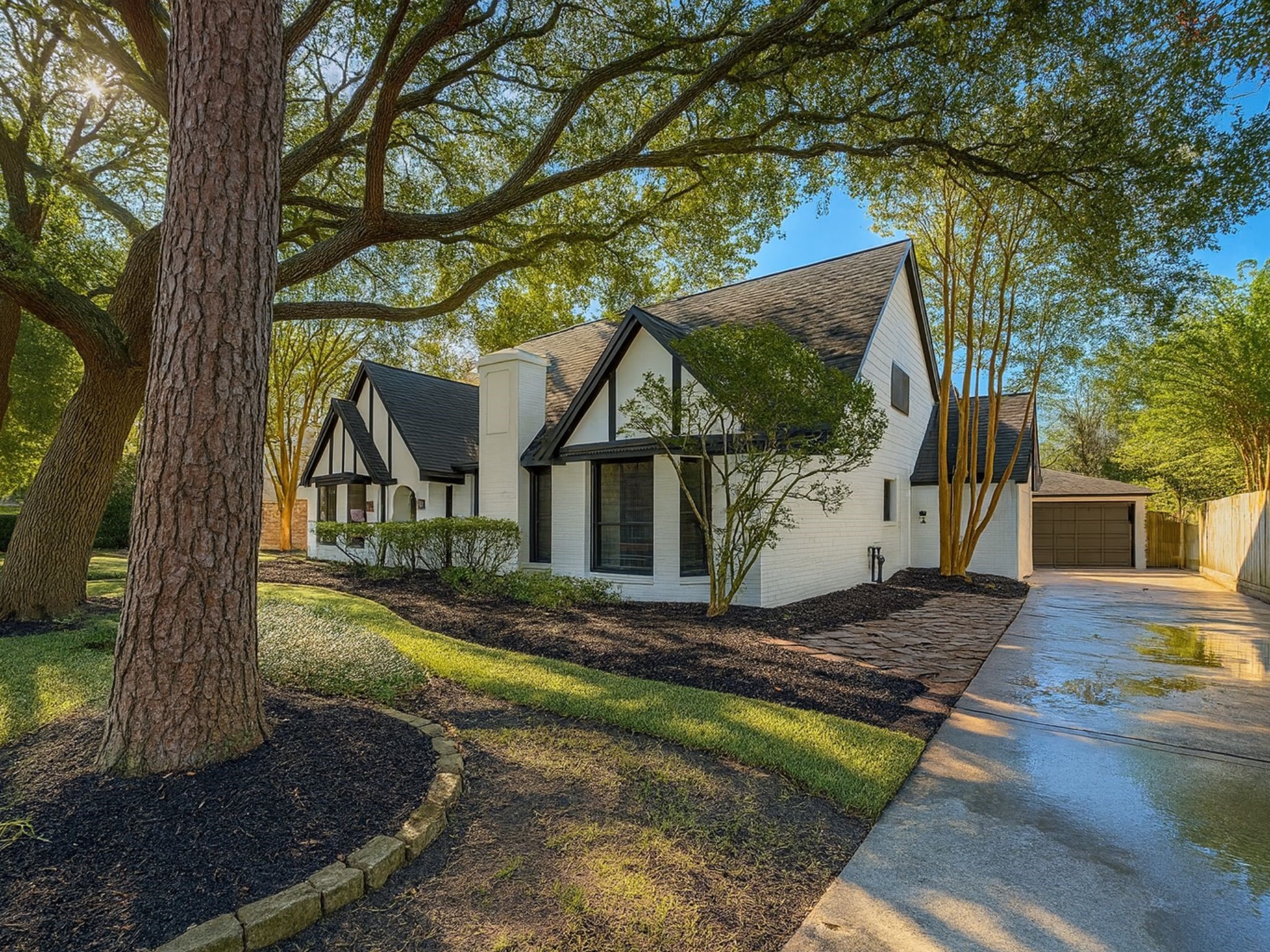 a view of a yard in front of house