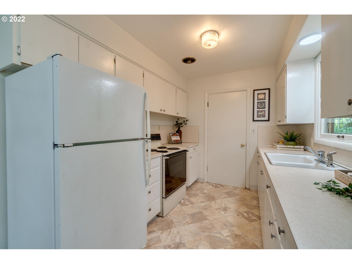 1844 Southwest Custer Street Portland, OR 97219 - Photo 11 of 31 Gallery Image 11