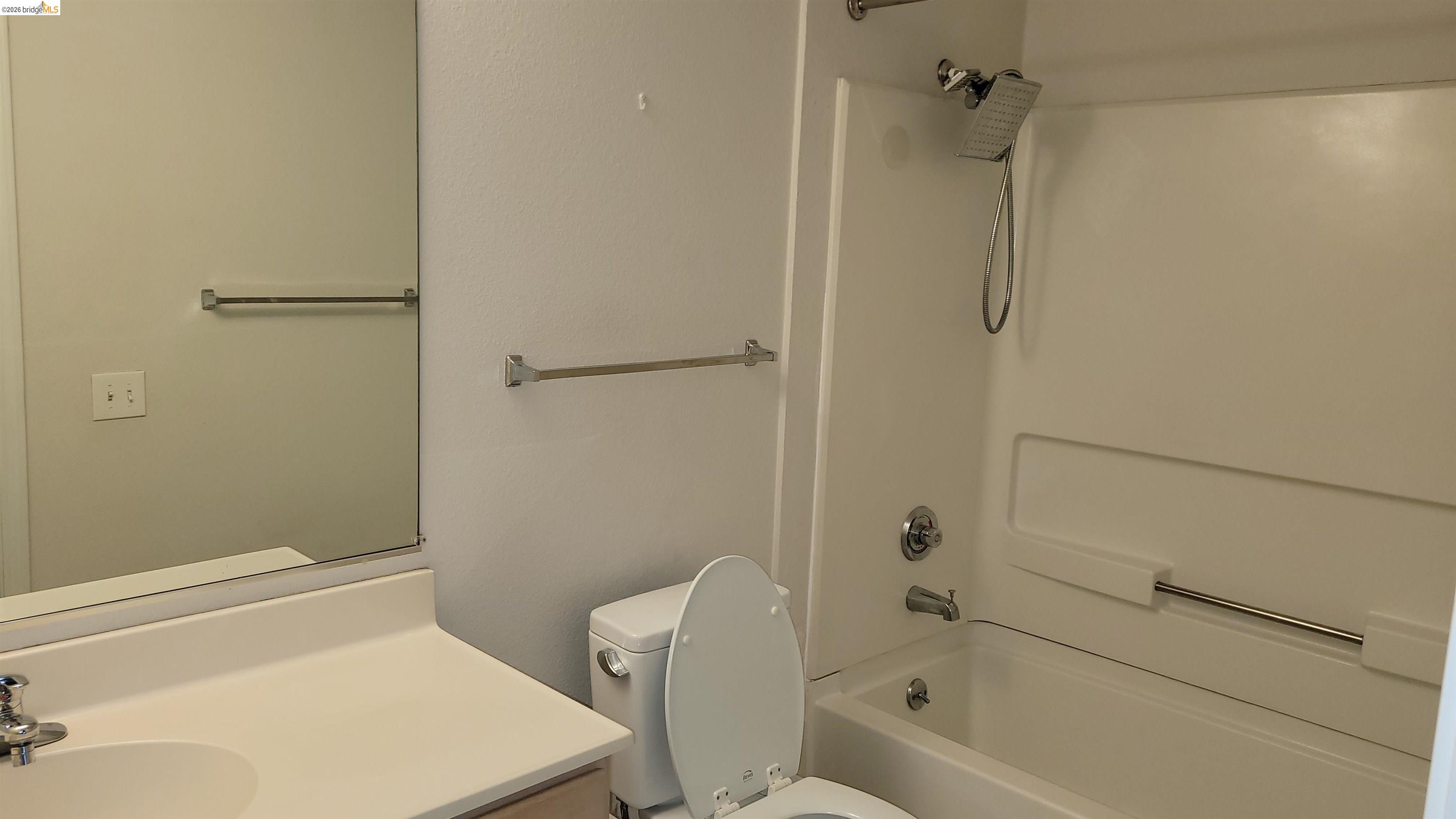 555 10th Street, Unit 312 Oakland, CA 94607 - Photo 13 of 34 a bathroom with a toilet and a bath tub