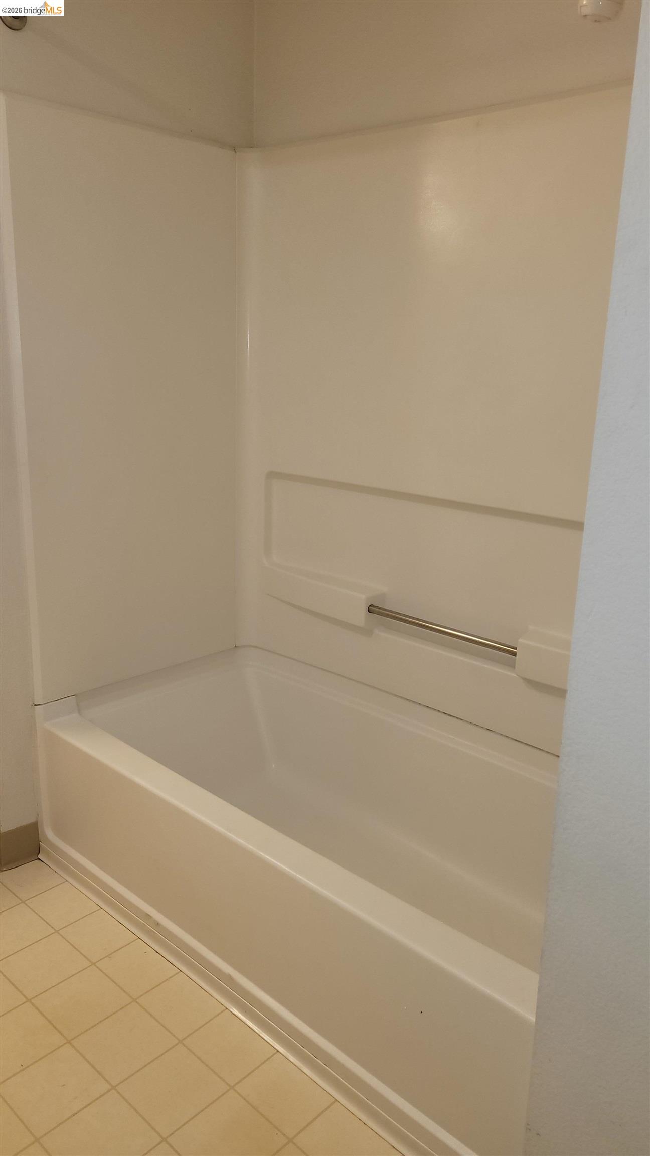 555 10th Street, Unit 312 Oakland, CA 94607 - Photo 15 of 34 a bathroom with a bathtub