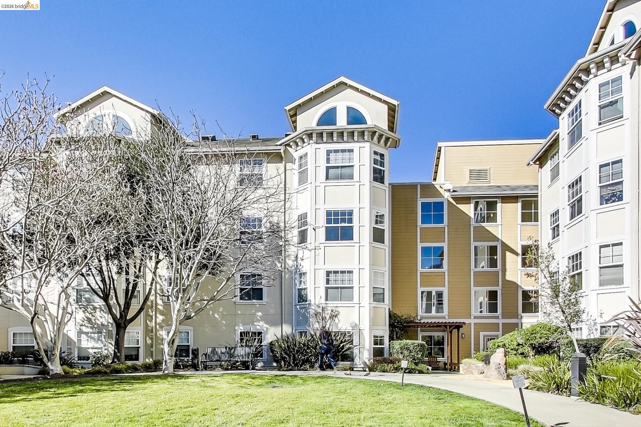 555 10th Street, Unit 312 Oakland, CA 94607 - Photo 33 of 34 a front view of a building with a yard