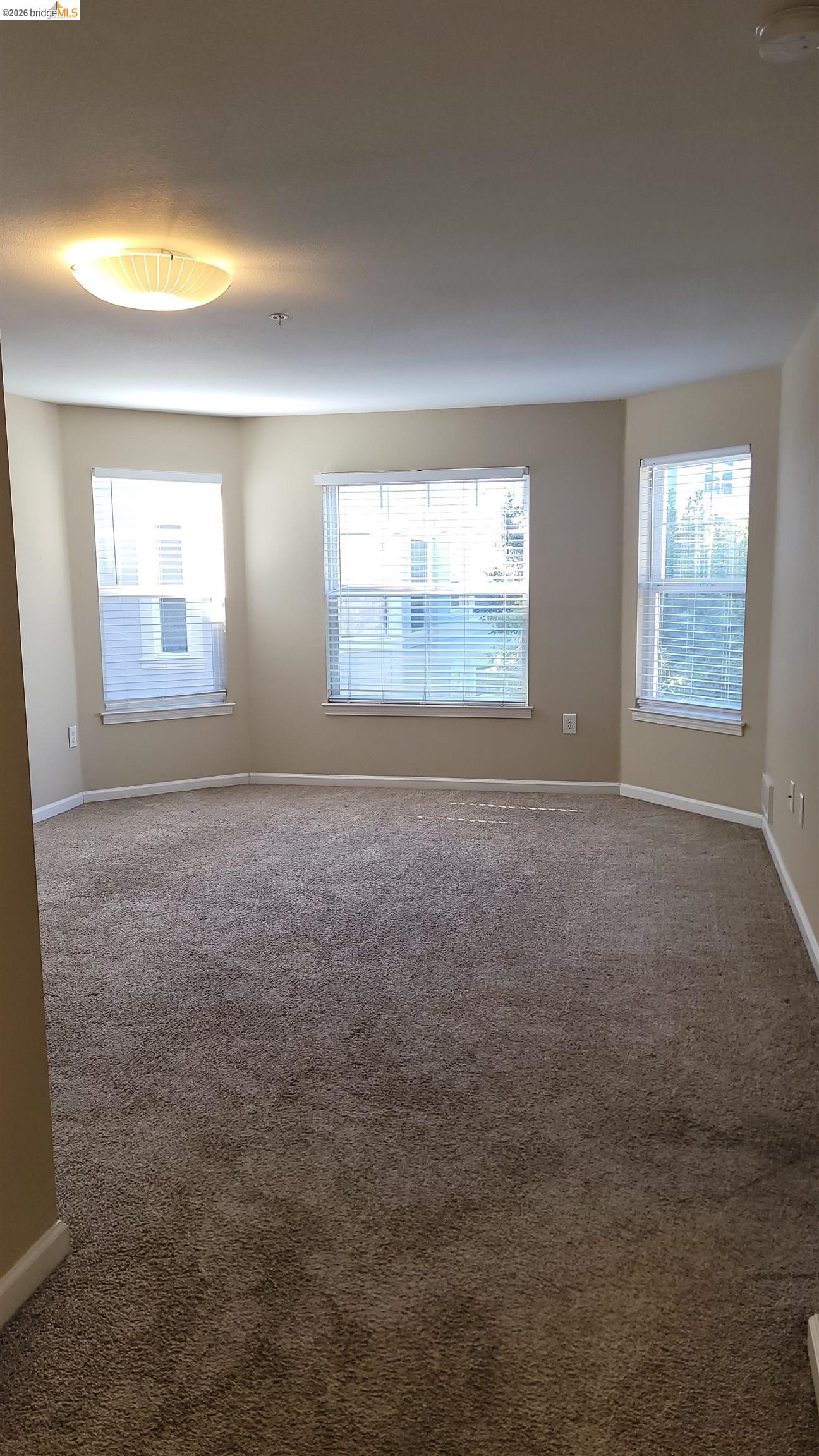 555 10th Street, Unit 312 Oakland, CA 94607 - Photo 4 of 34 an empty room with windows