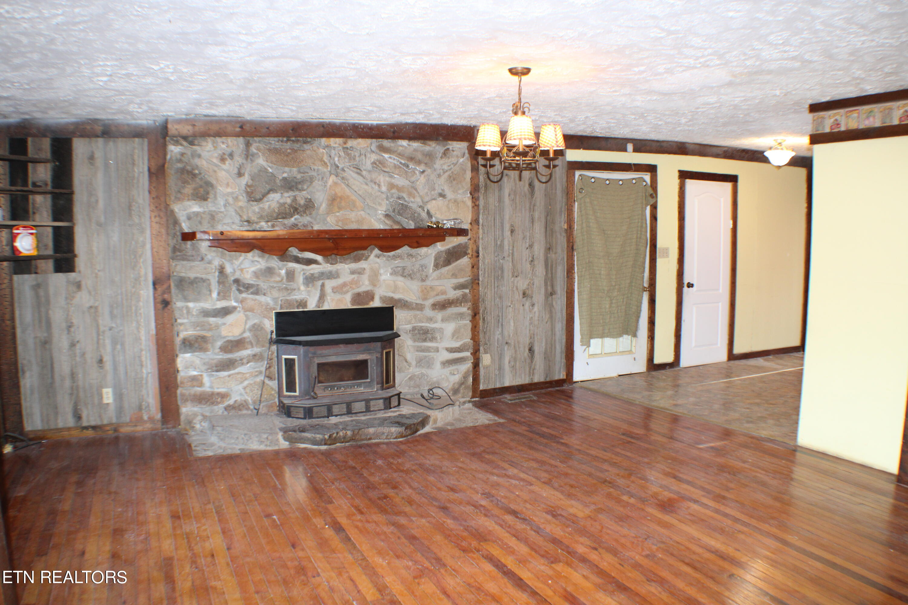 245 Singleton Road Tazewell, TN 37879 - Photo 4 of 16 IMG_2079