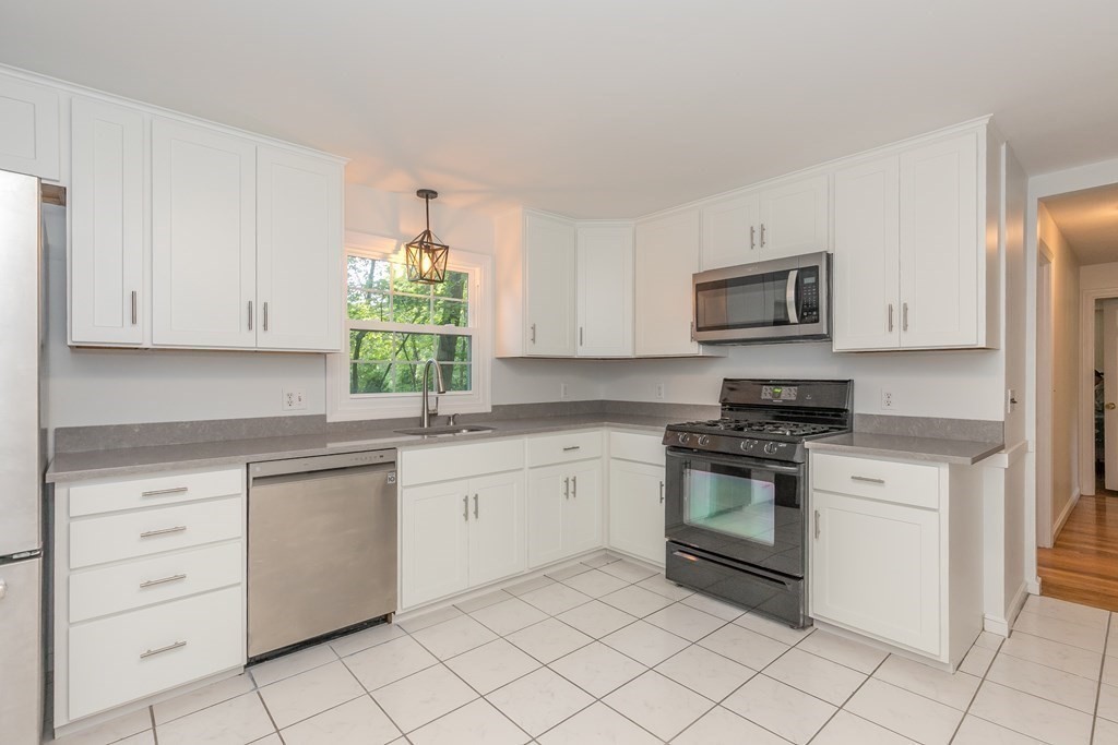 10 Nadine Road Acton, MA 01720 - Photo 5 of 26 Gallery Image 5