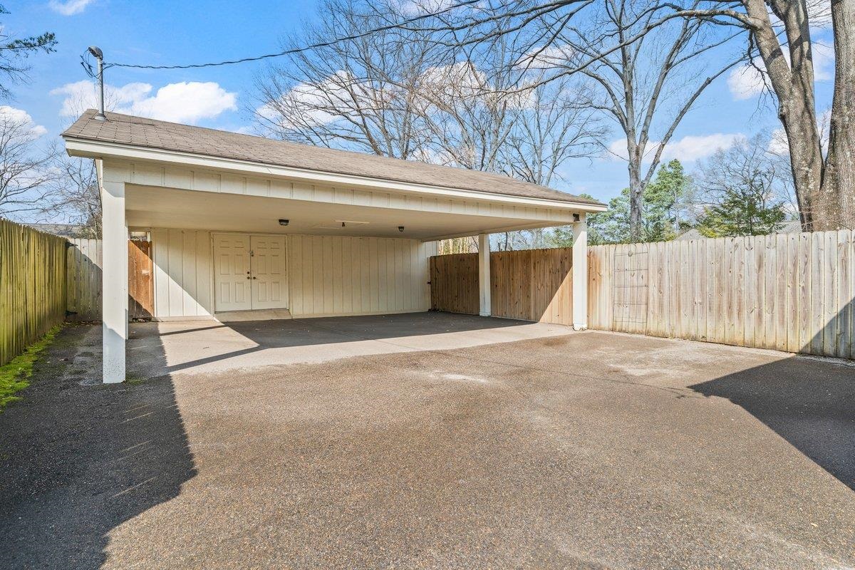 353 Colonial Road Memphis, TN 38117 - Photo 35 of 37 Garage with driveway