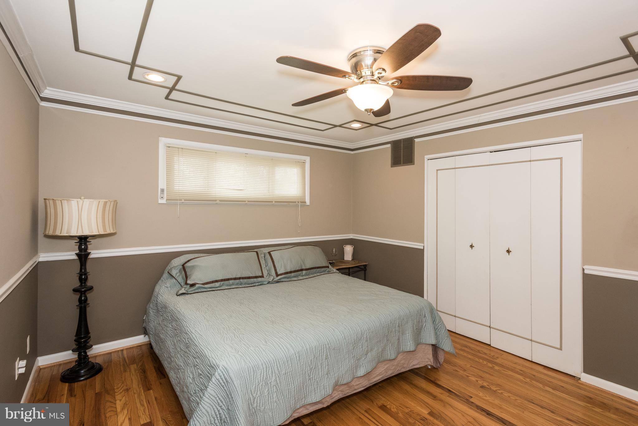 30 North Rolling Road Baltimore, MD 21228 - Photo 10 of 30 Hardwoods and extensive moldings!