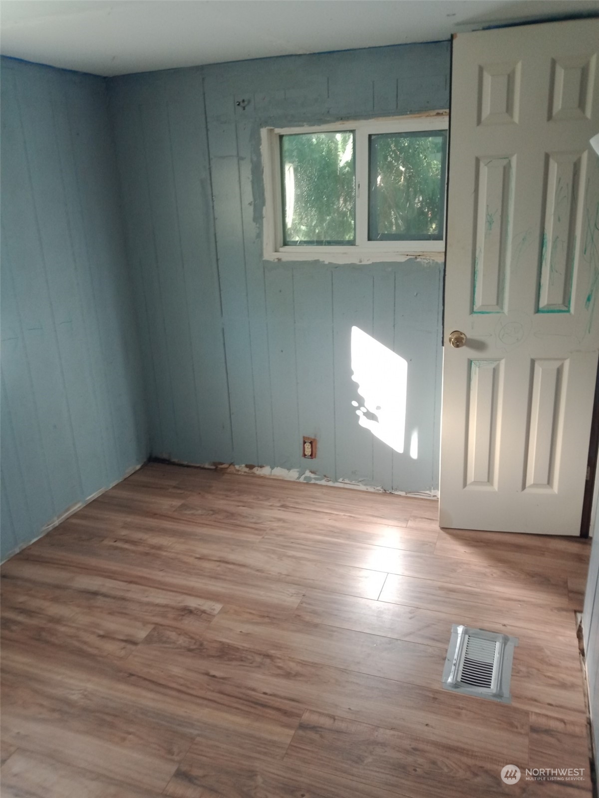 11903 State Game Road Eatonville, WA 98328 - Photo 19 of 24 a view of empty room with wooden floor and fan