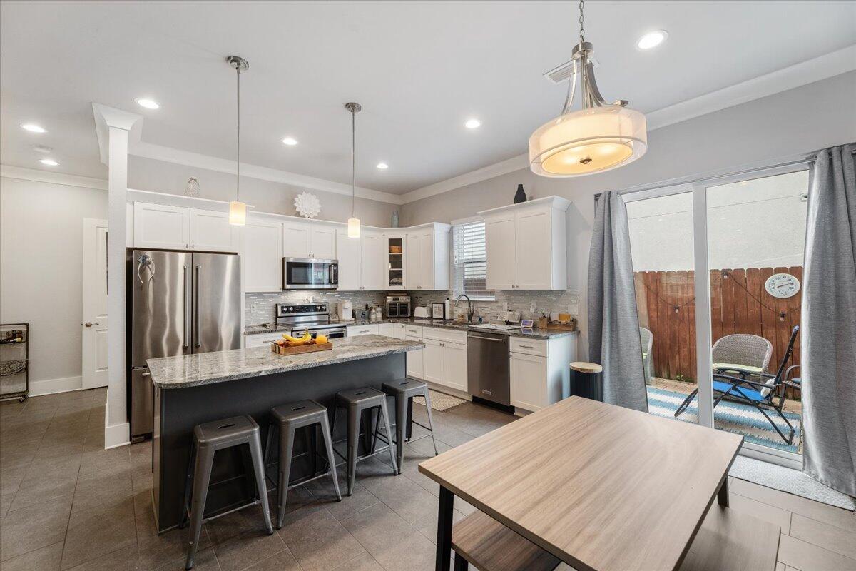 995 Airport Road, Unit 26 Destin, FL 32541 - Photo 13 of 39 a large kitchen with a table and chairs