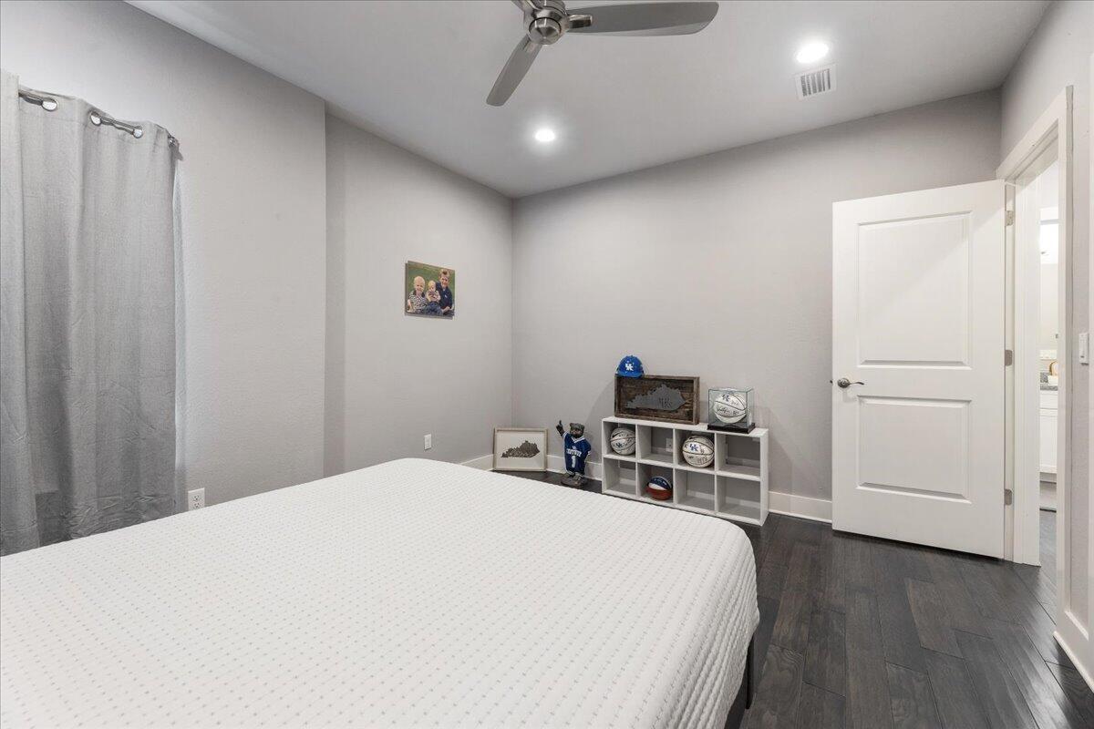 995 Airport Road, Unit 26 Destin, FL 32541 - Photo 34 of 39 a bedroom with a bed and a table