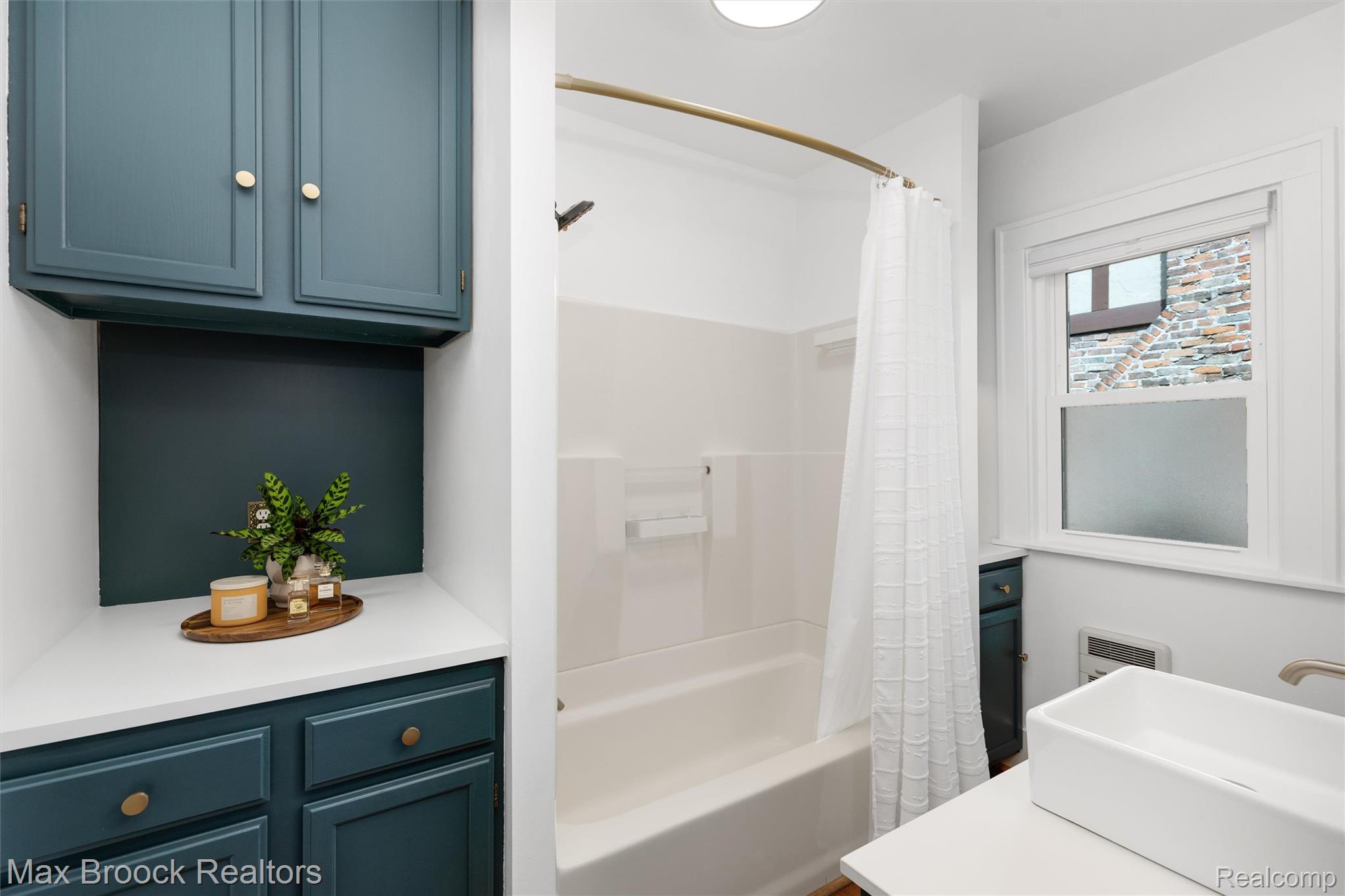 44 Kensington Boulevard Pleasant Ridge, MI 48069 - Photo 18 of 45 Main Level Bathroom