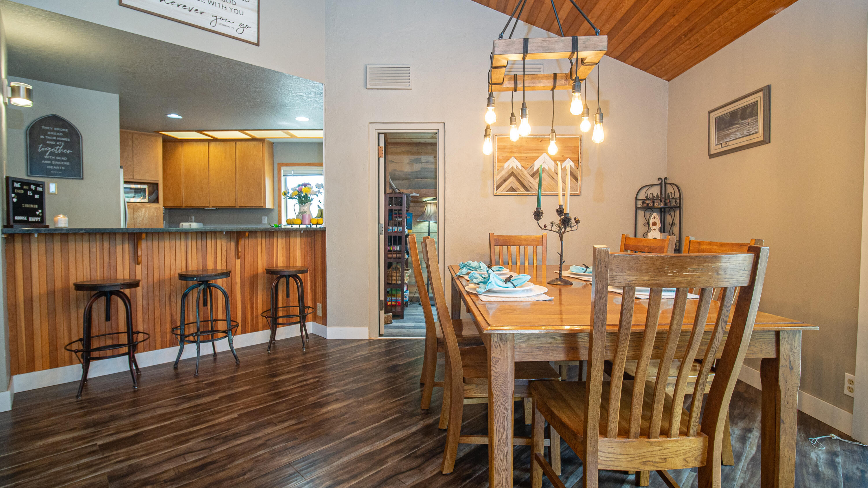 17907 Rhododendron Lane, Unit 11 Sunriver, OR 97707 - Photo 4 of 44 Open greatroom living