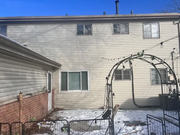 a view of a house with backyard