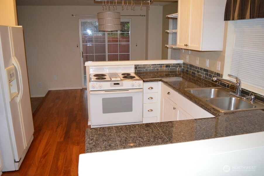 9981 Avondale Road Northeast Redmond, WA 98052 - Photo 2 of 5