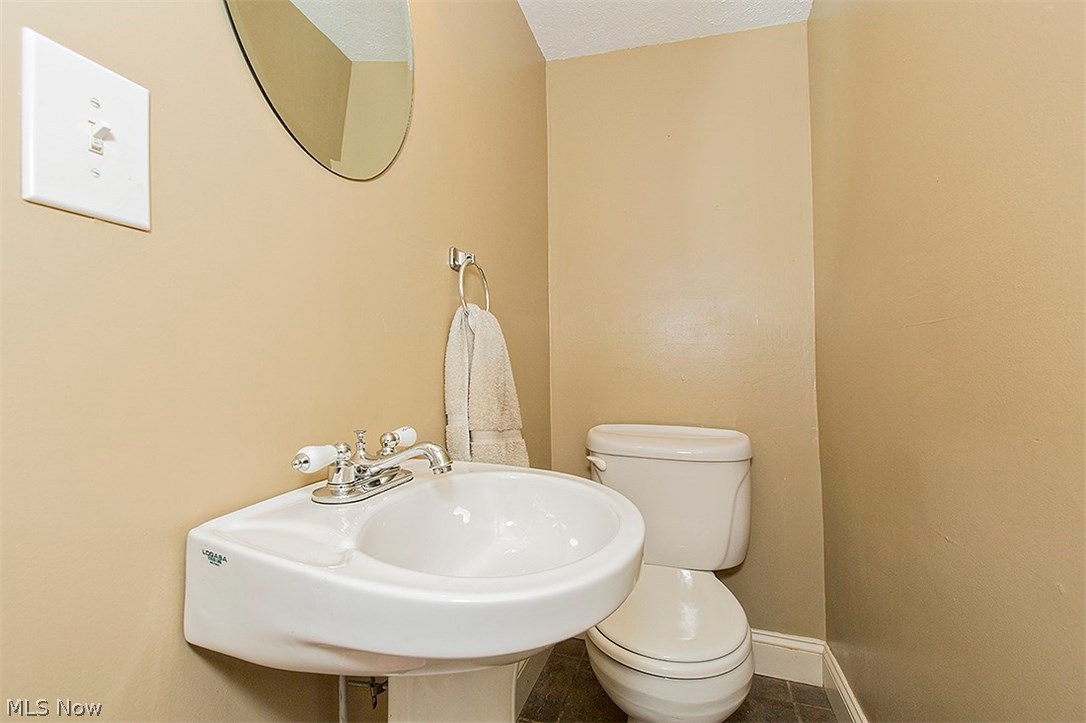 4554 Telhurst Road Cleveland, OH 44121 - Photo 16 of 27