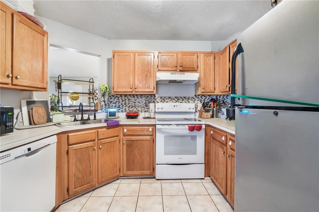 367 Benjamin Drive Rockmart, GA 30153 - Photo 12 of 34 a kitchen with stainless steel appliances a sink and cabinets