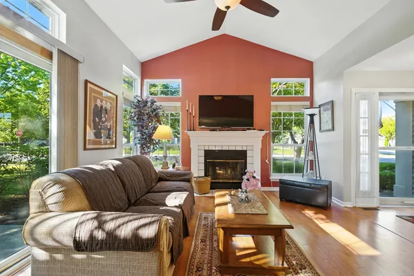 $329,900 | 401 Cromwell Circle, Unit 4, Bartlett, IL 60103