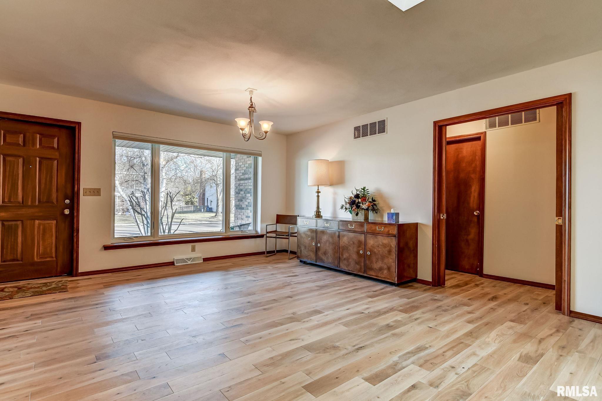 2210 Huntleigh Road Springfield, IL 62704 - Photo 4 of 41