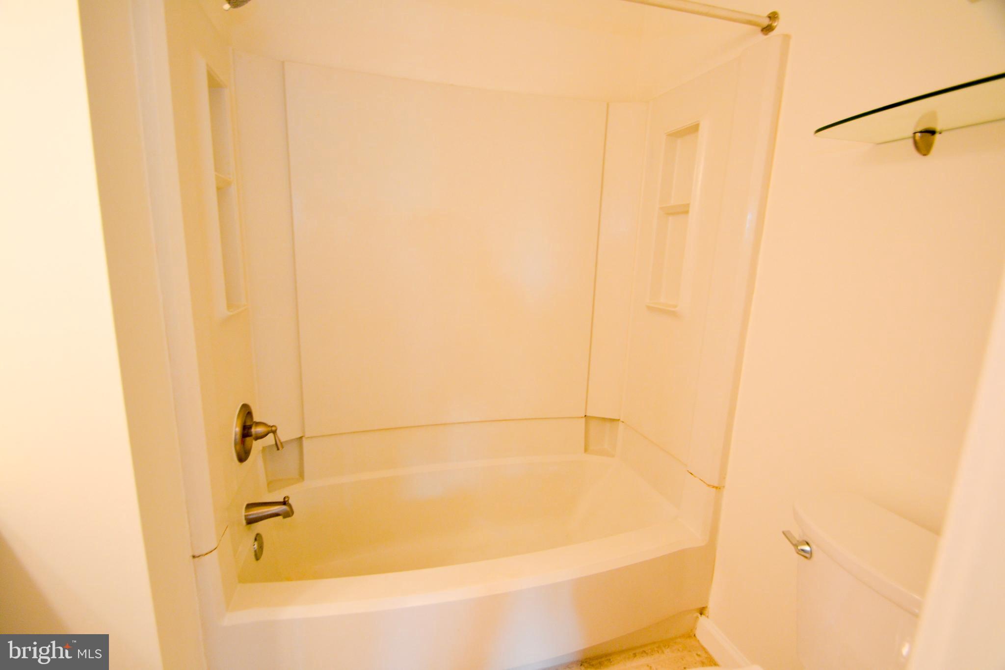 421 South Sharp Street, Unit R 11 Baltimore, MD 21201 - Photo 20 of 26 a bathroom with a bathtub