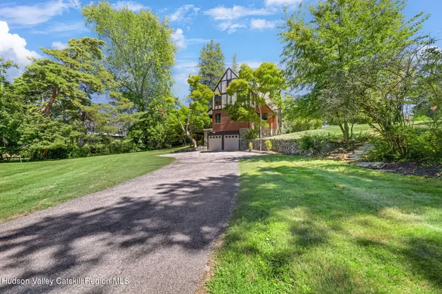 a view of an house with backyard and entertaining space