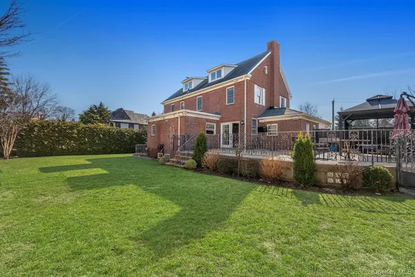 $4,395,000 | 27 Center Drive | Whitestone