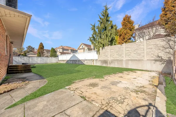 $4,395,000 | 27 Center Drive | Whitestone