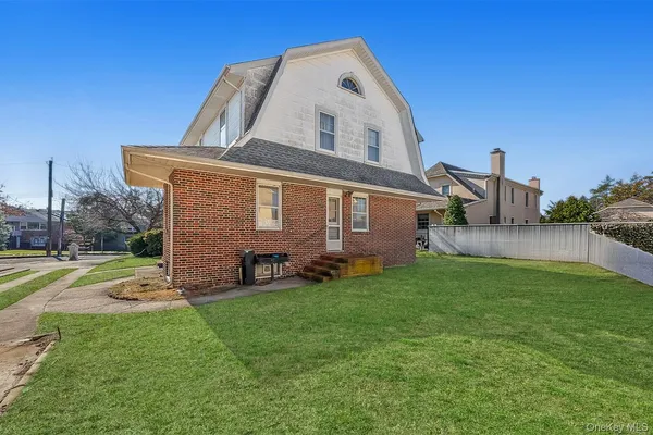$4,395,000 | 27 Center Drive | Whitestone
